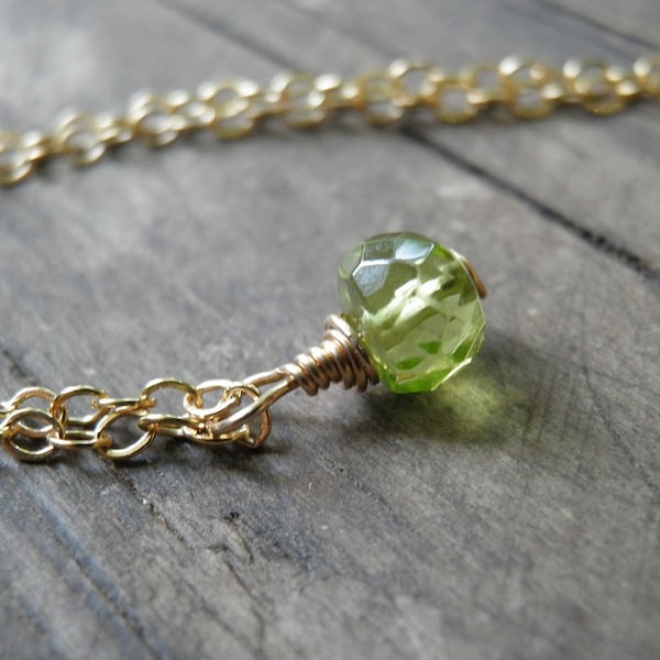 Piccola collana di peridoto, collana minimalista, collana semplice, collana verde, oro riempito 14K, collana di pietre portafortuna di agosto