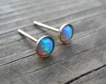 Studs de ópalo, clásicos 4mm 14k Gold Filled Studs, pendientes de perno de ópalo azul, postes de ópalo de oro, pendientes mínimos, october Birthstone opal jewelry
