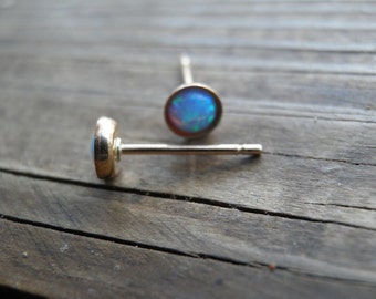 Regalo del día de San Valentín, aretes con ópalo, aretes clásicos de 4 mm rellenos de oro de 14 k, aretes con ópalo azul, poste de ópalo dorado, joyería nupcial con piedra natal de octubre