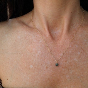 Gouden ketting, minimalistische ketting, gouden kleine Smaragd ketting, delicate Emerald Necklace, mei Birthstone ketting, echte ruwe Emerald