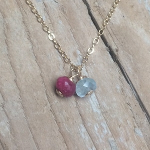 Collar de aguamarina rubí diminuto, collar minimalista, collar sencillo, collar rojo rubí, relleno de oro de 14 quilates, collar con piedra de nacimiento de julio, oferta de verano