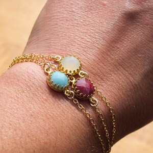 Rubinarmband Minimalistiskt guldarmband med 14k guldfylld kedja Delikat och nätt armband i guld och röd ädelsten Mors dag-present Vårrea