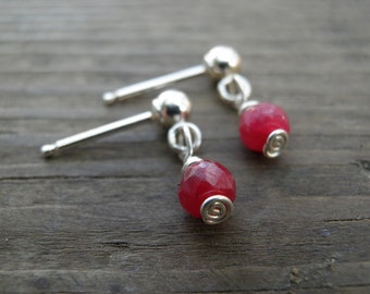 Silber Ohrstecker, Juli Geburtsstein, echte Rubin Ohrstecker, Rubin Ohrstecker, minimalistischer Schmuck