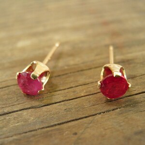 Juli Geburtsstein, Gold Echte Rubin Ohrstecker in 14 Karat Gold, 4 mm Echte Rubin Ohrstecker, Sommermode, Romantisches Geschenk Für Sie, SALE
