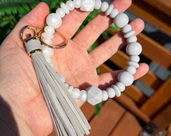 Porte-clés gris et perles perlées - Silicone avec pampille - Bracelet porte-clés minimaliste