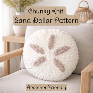 Peut inclure: Un coussin rond en tricot épais de couleur crème, orné d'un motif d'oursin en beige clair. Le coussin est posé sur une chaise grise claire. Le texte sur l'image indique "Chunky Knit Sand Dollar Pattern" et "Beginner Friendly."