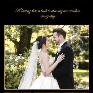 Może przedstawiać: Czarny szablon zaproszenia ślubnego z napisem The Wedding Times w złotym kolorze. Zawiera centralne zdjęcie pary w strojach wizytowych, cytat A lasting love is built to choosing one another every day oraz trzy ramki na szczeg&oacute;ły dotyczące wydarzenia.