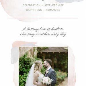Może przedstawiać: Szablon zaproszenia ślubnego zatytułowany The Wedding Times z akwarelowymi akcentami. Zawiera zdjęcie pary w strojach wizytowych, tekst A lasting love is built to choosing another every day oraz miejsca na lokalizację, datę, godzinę i dane kontaktowe.