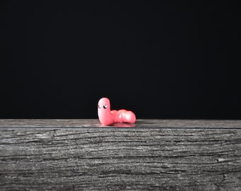 malutki robak w kształcie patyczka