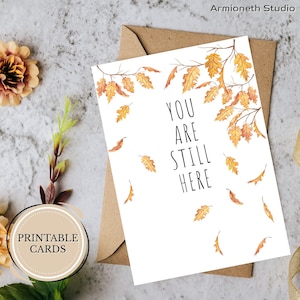 "Beileidskarte zum Ausdrucken - ""You Are Still Here"" - ""Herbstblätter"" Minimal Design - Faltbare digitale Trauer- & Erinnerungskarte."