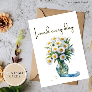"Druckbare Karte für Mama - ""Loved every day"" - Digitale Grußkarte ""Gänseblümchen"" zum Muttertag, Geburtstag, Dankeschön - faltbarer Sofort Download."