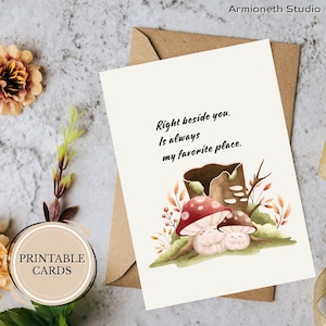 Tarjeta de amor imprimible "Justo a tu lado" - Tarjeta acogedora de amistad o pareja con forma de hongo - Saludo digital con temática forestal - Descarga de tranquilidad y consuelo