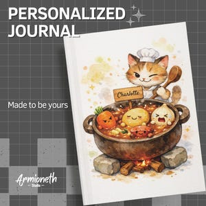 Puede incluir: Un diario personalizado con una ilustración en acuarela de un gato chef sosteniendo una cuchara de madera. El gato está encima de una olla de guiso con verduras de dibujos animados. El diario tiene el texto "PERSONALIZED JOURNAL" y "Made to be yours".
