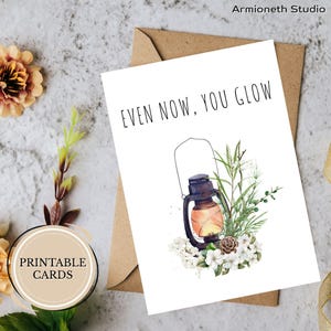Cartão de condolências para impressão – “Mesmo agora, você brilha” – Lanterna com flores brancas para memória e apoio silencioso – Download digital dobrável