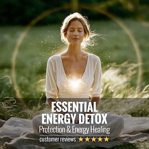 Puede incluir: Una mujer con una blusa blanca medita al aire libre, con una luz brillante que emana de su pecho. La imagen incluye el texto "ESSENTIAL ENERGY DETOX Protection & Energy Healing" y reseñas de clientes.