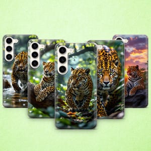 Puede incluir: Una colección de fundas para teléfonos con imágenes detalladas de jaguares en diversos entornos naturales. Las fundas muestran jaguares en entornos verdes exuberantes, cerca del agua y contra un fondo de puesta de sol. Las fundas tienen un acabado brillante.