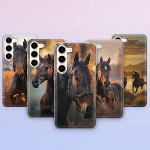 Könnte beinhalten: Eine Sammlung von Handyhüllen mit detaillierten Bildern von Pferden. Die Hüllen zeigen verschiedene braune Pferde in unterschiedlichen Posen, darunter Nahporträts und ein galoppierendes Pferd auf einer Wiese. Die Hüllen haben eine glänzende Oberfläche und sind für Smartphones konzipiert.