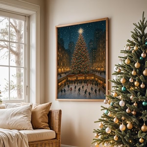 Può includere: Una stampa incorniciata raffigura un albero di Natale in una piazza della città, con pattinatori ed edifici. Un albero di Natale decorato è sulla destra. Un piccolo albero di Natale è visibile vicino a una finestra, con un divano in vimini e cuscini in primo piano.