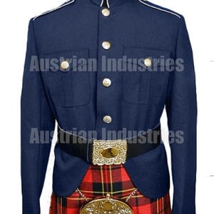 Pode incluir: Casaco militar azul marinho com botões dourados e acabamentos brancos. O casaco tem dois bolsos frontais e é combinado com um cinto preto com fivela dourada e um kilt xadrez vermelho e preto. O texto "Austrian Industries" é visível.