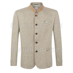 Könnte beinhalten: Beige Blazer mit Stehkragen und Einstecktuch. Der Blazer hat einen hellbraunen Kragen und Besatz, mit vier dunklen Knöpfen vorne. Der Text "Austrian Industries" ist im Bild als Wasserzeichen zu sehen.