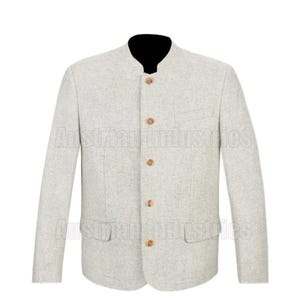 Puede incluir: Un blazer gris claro con cuello mandarín y botones de madera. La chaqueta tiene dos bolsillos delanteros y un cuello negro. Las mangas son largas y la tela tiene un aspecto texturizado. El blazer es de estilo clásico.
