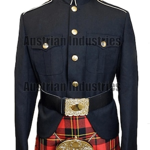 Pode incluir: Uma jaqueta militar preta com botões dourados, um cinto preto com fivela dourada e um kilt xadrez vermelho e preto. A jaqueta tem dois bolsos no peito e acabamento branco. O texto "Austrian Industries" é visível.