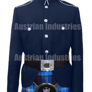 Pode incluir: Casaco militar azul marinho com debrum branco e botões prateados. O casaco tem dois bolsos frontais e é combinado com um cinto preto e um kilt xadrez azul e preto. O texto "Austrian Industries" é visível.