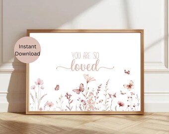 Könnte beinhalten: Gerahmter Druck mit dem Schriftzug "YOU ARE SO loved" in zartrosa Schrift. Das Kunstwerk zeigt Aquarellillustrationen von Blumen und Schmetterlingen in Rosa- und Brauntönen.