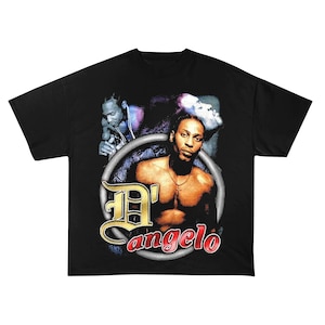 Può includere: T-shirt nero con una stampa grafica di un uomo e il nome "D'Angelo" in un carattere stilizzato. Il design include un ritratto dell'uomo all'interno di una cornice circolare, con altri ritratti sullo sfondo.