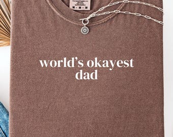 Worlds Okayest Dad Shirt Komfort Farben | Lustiges Papa T-Shirt Unisex | Humor Grafik-Shirt | Vatertags Geschenk | Lässiges Alltags Top