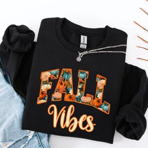 Fall Vibes Sweatshirt Herbst Blumen Kürbisse Pullover Geschenk für Herbst-Liebhaber Gemütliches Gildan 18000 Rundhalsausschnitt Herbstmode Blauer Kürbis Shirt