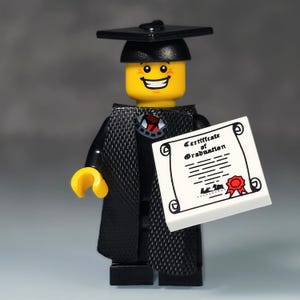 Minifigura personalizada de graduado con diploma, gran regalo de graduación