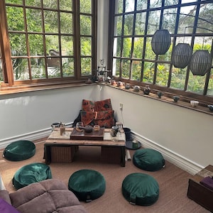 Pu&ograve; includere: Un'accogliente sala da t&egrave; con un tavolino basso in legno, cuscini e cuscini da pavimento. Il tavolo ospita un set da t&egrave; e la stanza presenta ampie finestre con vista sul verde. Lanterne sospese decorano l'ambiente.
