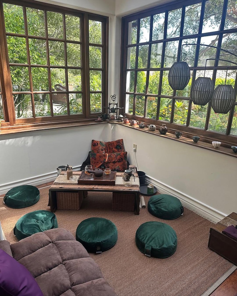 Pu&ograve; includere: Un'accogliente sala da t&egrave; con un tavolino basso in legno, cuscini e cuscini da pavimento. Il tavolo ospita un set da t&egrave; e la stanza presenta ampie finestre con vista sul verde. Lanterne sospese decorano l'ambiente.