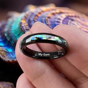 Anel de tungstênio preto feito à mão: incrustação de concha de abalone, faixa gravada personalizada