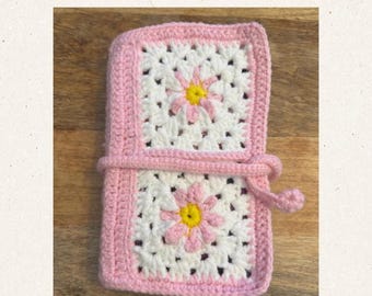Funda de libro tejida a crochet con cuadrados de abuelita florales hechos a mano
