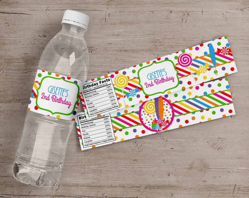 Peut inclure: &Eacute;tiquette de bouteille d'eau sur le th&egrave;me des bonbons color&eacute;s. L'&eacute;tiquette indique "Gisette's 2nd Birthday" et pr&eacute;sente des sucettes, des cannes &agrave; sucre et des p&eacute;pites.
