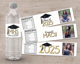Puede incluir: Tres etiquetas para botellas de agua para una fiesta de graduación con fondo blanco y purpurina dorada. Las etiquetas presentan un gorro de graduación negro, el texto "Class of 2025" y una foto de un graduado. Las etiquetas también incluyen el texto "Congrats MACI!" y "Nutrition Facts" con una lista de elementos relacionados con la graduación como "Hard Work", "Dreams" y "Adventure".