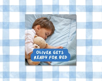 Könnte beinhalten: Ein schlafendes Kind auf einem blauen Bett mit einem Teddybären. Der Hintergrund hat ein blau-weißes Vichy-Muster. Ein blaues Banner zeigt "OLIVER GETS READY FOR BED."