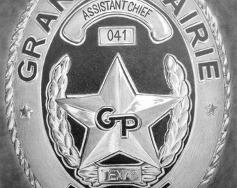 Könnte beinhalten: Eine Schwarzweißzeichnung eines Polizeibadgens mit den Worten "Grand Prairie Police" und "Assistant Chief 041" um einen fünfzackigen Stern mit den Buchstaben "GP" darin.