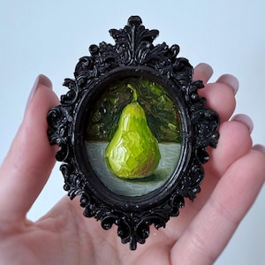 Bodegón de pera verde en marco vintage, pintura al óleo original hecha a mano en marco negro hecho a mano, bodegón antiguo, pintura al óleo en miniatura