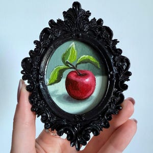 Bodegón de manzana roja en marco vintage, pintura al óleo original hecha a mano en marco negro hecho a mano, bodegón antiguo, pintura al óleo en miniatura