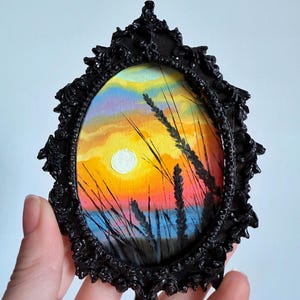 Paisagem de pôr do sol brilhante, pintura a óleo em moldura vintage, arte de paisagem pintada à mão, pequena pintura a óleo original feita à mão em moldura feita à mão