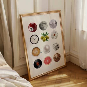 Könnte beinhalten: Gerahmter Kunstdruck mit verschiedenen Objekten: eine rote Billardkugel mit der Zahl 7, ein Mond, eine Discokugel, eine Uhr, Oliven, eine Blume, eine Kaffeetasse, eine Perle, ein Würfel, eine Schallplatte, eine Grapefruit-Scheibe und eine leopardenmusterte Kugel.