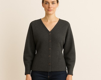 Patrón de costura para blusa con mangas murciélago: cuello en V, cierre de botones (PDF)