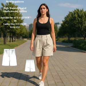 Puede incluir: Una mujer con una camiseta sin mangas negra y pantalones cortos plisados beige de cintura alta, caminando por un camino pavimentado. La imagen incluye un gráfico de patrón de costura y texto: "Destinypattern, Patrón de costura de pantalones cortos plisados de cintura alta, Talla de mujer: US 2 a 30, XS a 4XL."