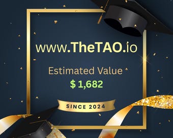 Könnte beinhalten: Eine dunkelblaue Grafik mit einem goldenen quadratischen Rahmen, zwei schwarzen Doktorhüten und goldenen Bändern. Der Text lautet www.TheTAO.io, Estimated Value $ 1,682 und SINCE 2024. Goldene Konfetti sind auf dem dunkelblauen Hintergrund verteilt.
