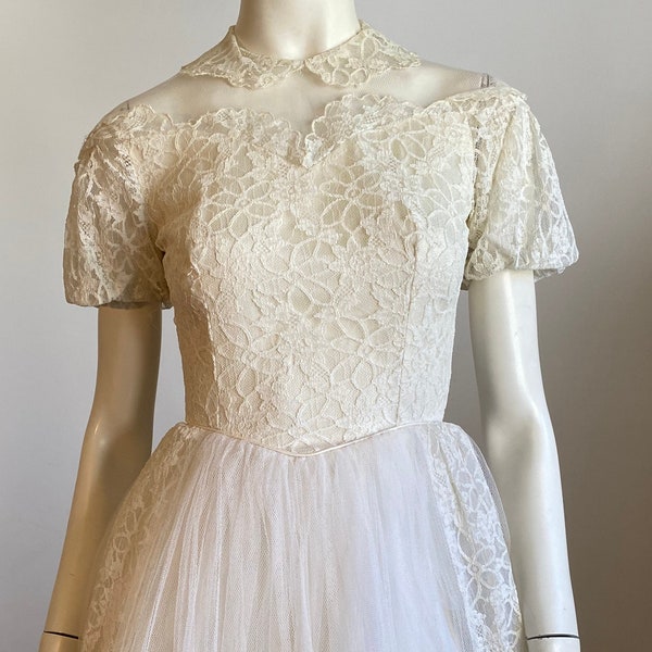 50er Hochzeitskleid klassisch gestylt weiße Spitze Blumen Tüll Full Rock mit Netting Brautkleid Peter Pan Kragen Sweetheart Mieder Größe S