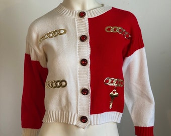 80er Jahre KNITWAVES Rot und Weiß Color Block Leicht abgeschnittene Strickjacke Clever Schlüssel und Ketten-Applikationen Couture Vibe Größe S