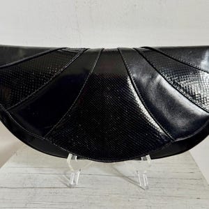 Bolso clutch ovalado de piel de serpiente y cuero negro de gran tamaño glamoroso de los años 80 de Barbara Bolan para BOLAN TOO Declaración de moda Piensa en Joan Collins